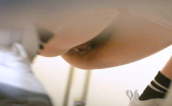 TWTP【老麦系列】和妈妈一起出来逛街的两个闺女，微毛嫩穴娇嫩欲滴【130M】