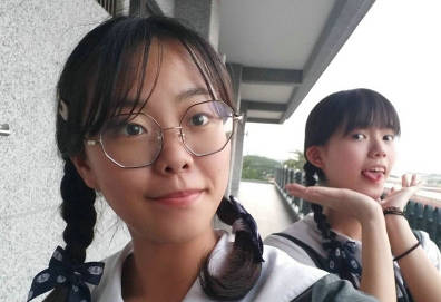 TWCP补习班色狼老师偷藏针孔偷拍女生上厕所★曾好心给女生买奶茶★附生活照【119M】