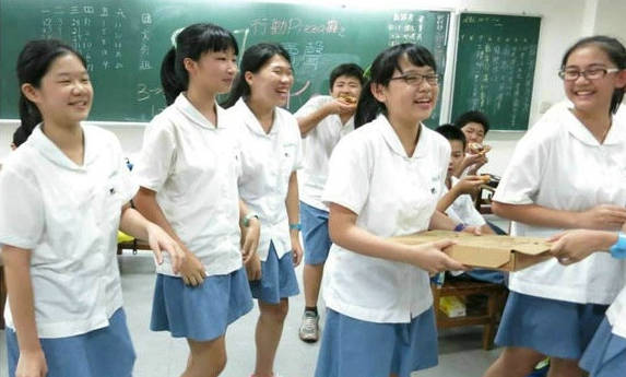 TWTP【JL补习班系列39期】都是漂亮的学妹们，还有一个女生裤子脱了站着用纸巾使劲擦逼6V【702M】