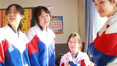 同班女生尿尿❤️拍完了还到教室跟她聊天拍脸【137M】