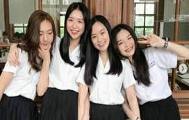 【经典厕拍】近水楼台4❤️厕拍达人女厕偸拍校内文艺系女同学方便+极品白虎逼母女~附生活照141P+29V【2.95G】