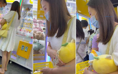 【 KFC-44 】⭐⭐白裙靓女开心的抓娃娃，透明骚内连蹦带跳【568M】