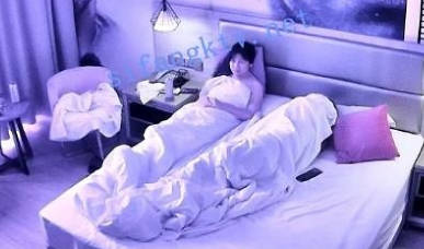 ♦️酒店偷拍♦️奔放女孩和男友逮住机会就啪啪啪2V【5.35G】