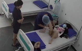 【摄像头】医院妈妈带女儿来医院做婚前检查，内裤脱光了躺在床上叉开腿让医生看逼【169M】
