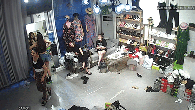 【破解摄像头】服装店内多角度直播带货换衣服！(2)【3.8G】