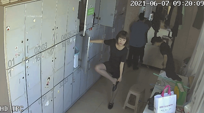 【最新流出美发沙龙女更衣室监控】短发小姐姐好漂亮【2.2G】