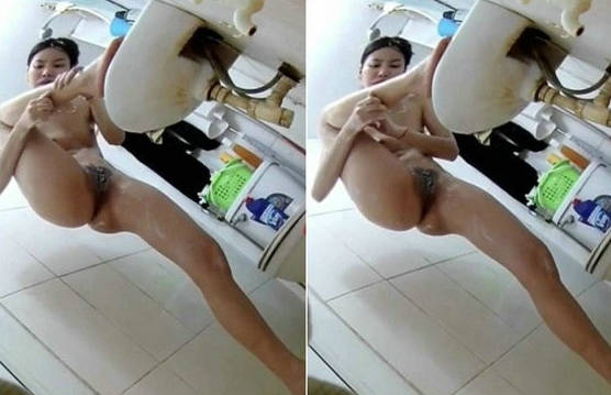 表姐洗澡劈腿搓小腿整个嫩穴一览无余+澡堂储物柜前的女大学生们的春光【125M】