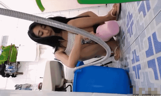 漂亮女租客浴室尿尿，蹲在地上用勺子舀水仔细洗嫩B[高清无水原版]【285M】