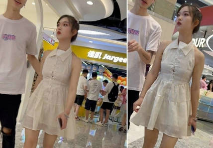 【 KFC-125 】⭐⭐⭐露背装美女逛街，半透明内内露出黑森林【1.1G】