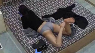 【破解摄像头】老婆欲求不满无法满足性欲 叫好兄弟一起操42V【879M】