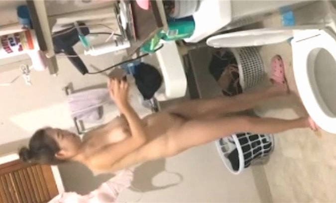 刚搬来的大奶妹一边看湖南卫视的《偶像来了》一边洗澡【335M】